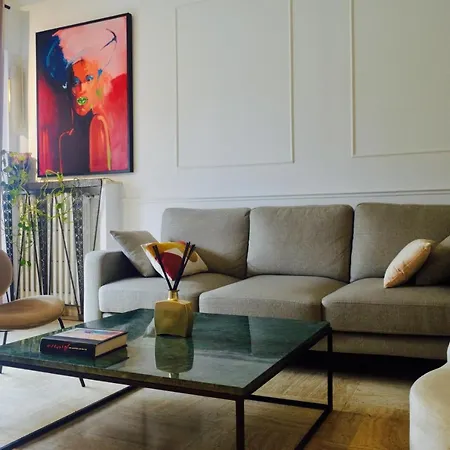 Elegant & Luminous 2-br - Center דירה *