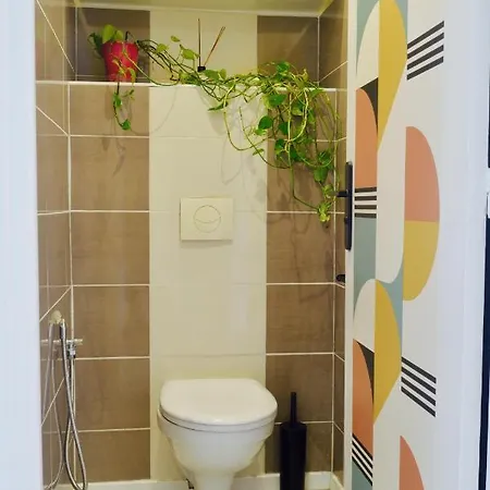 Elegant & Luminous 2-br - Center דירה *